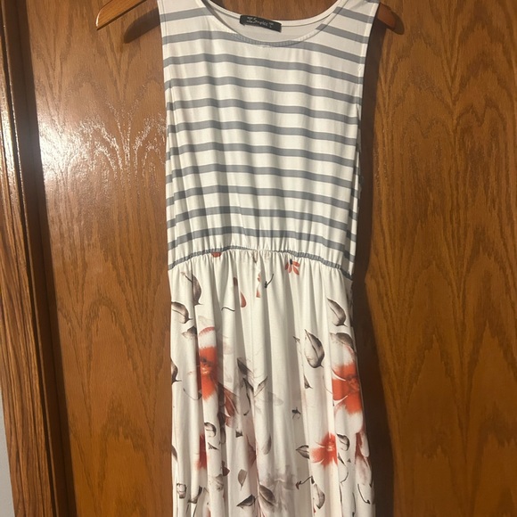 Striped and Floral Maxi Dress - Picture 3 of 8